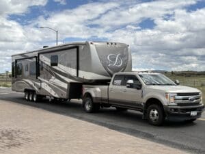 A Hoist Towing truck providing a dependable fifth wheel trailer towing service.